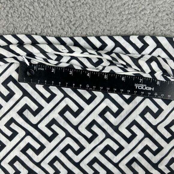 Shop Pop Fashion Women's Interlocking Chain Square Pattern Scarf With Zipper - Picture 6 of 9